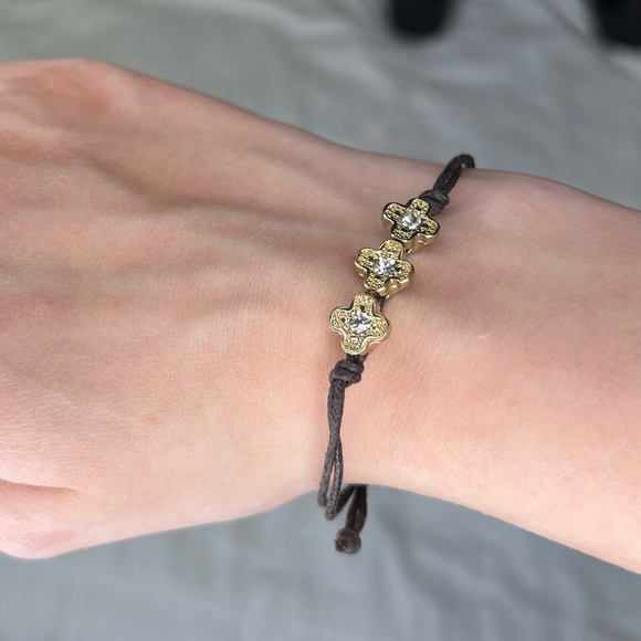 Shiny gold coloured bracelet - Picture 2 of 5